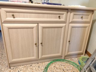 Mueble de madera beige con cajones y puertas