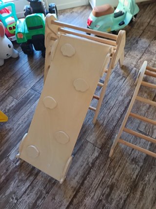 Scivolo in legno per bambini
