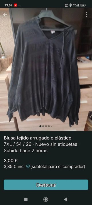 Blusa negra con volante en puño