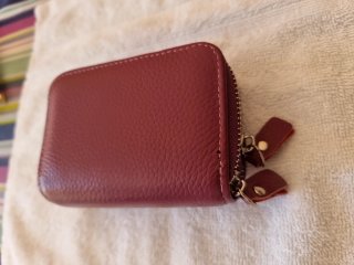 Cartera de piel morada