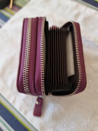 Cartera de piel morada