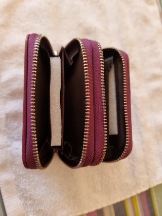 Cartera de piel morada