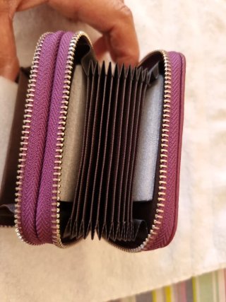 Cartera de piel morada