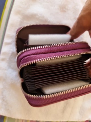 Cartera de piel morada