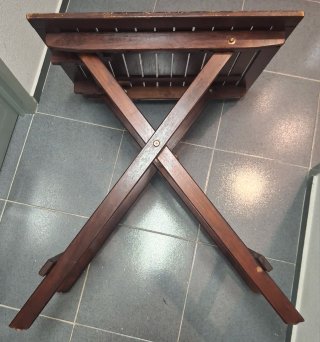 Mesa auxiliar plegable de madera.