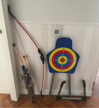 Arco, flechas y diana de juguete