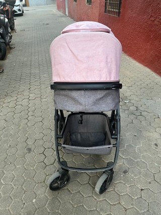 Cochecito de bebé rosa y gris