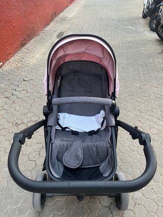 Cochecito de bebé rosa y gris