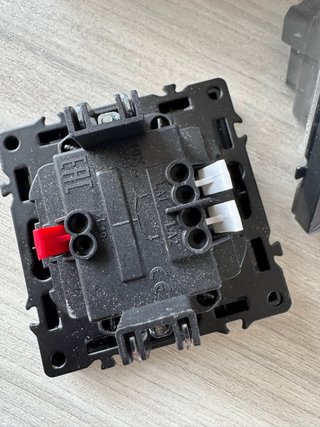 Interruptor y enchufe de pared negro (USB)