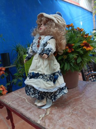 Muñeca antigua de porcelana