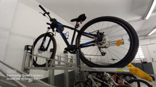 Bicicleta de montaña negra y azul