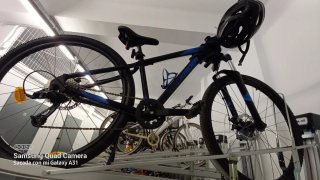 Bicicleta de montaña negra y azul