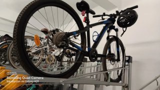 Bicicleta de montaña negra y azul
