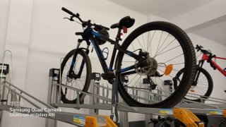 Bicicleta de montaña negra y azul