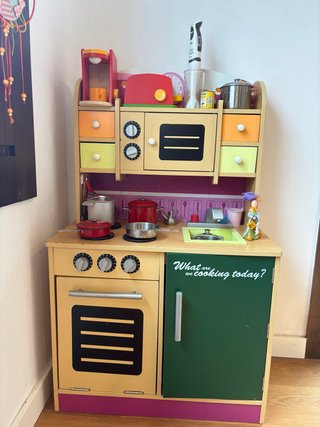 Cocina de madera con accesorios