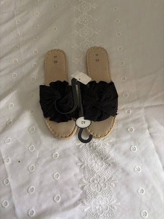 Sandalias negras y beige talla 42