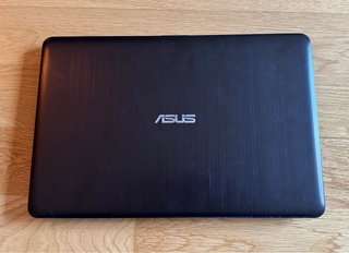 Ordenador portátil ASUS. Con cargador y mochila.