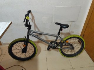 Bicicleta BMX argentata