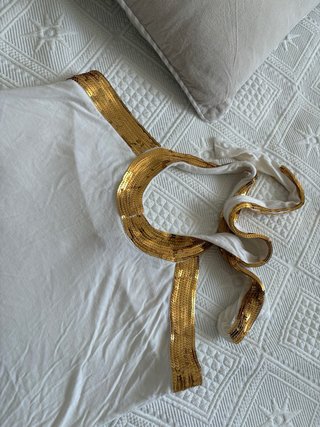 Top blanco con detalles dorados