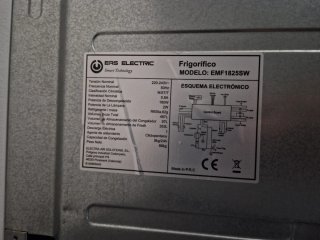 Nevera con frigorífico y congelador blanco