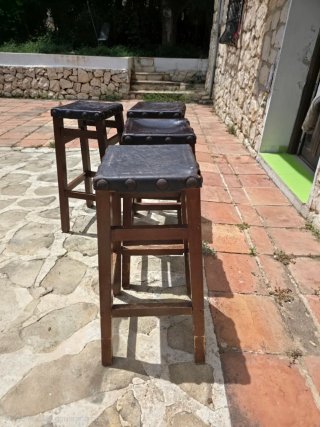 Taburetes rustici in legno e pelle