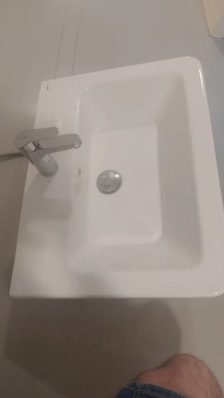 Lavabo con grifo y semipedestal