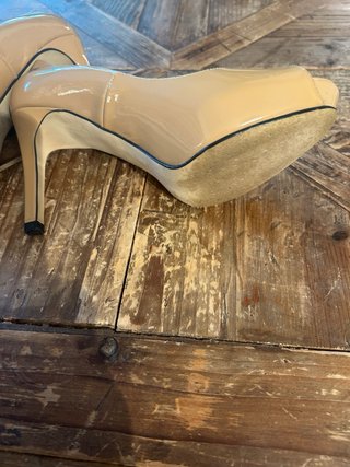 Zapatos charol beige tacón