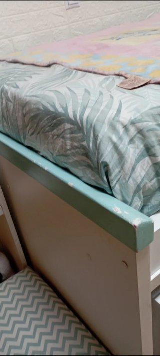 Cama nido blanca y turquesa.