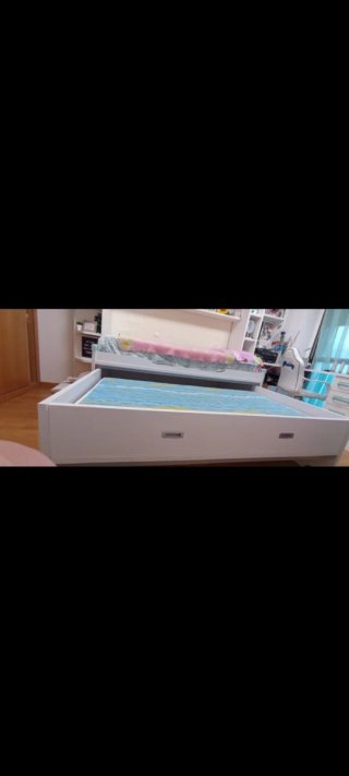 Cama nido blanca y turquesa.