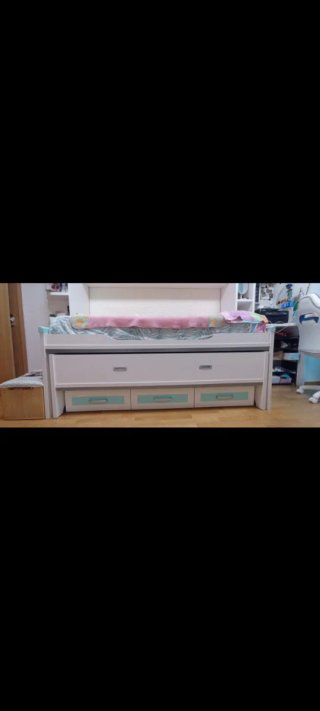 Cama nido blanca y turquesa.