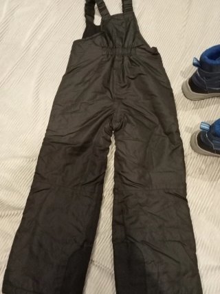 Mono de nieve y botas para niño