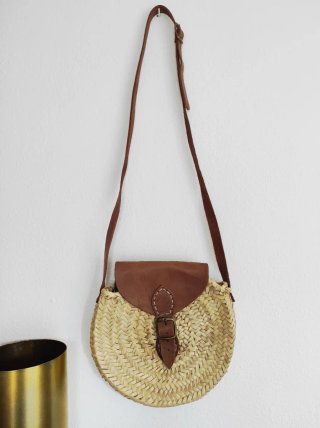 Bolso de mimbre redondo con solapa de cuero
