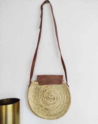 Bolso de mimbre redondo con solapa de cuero