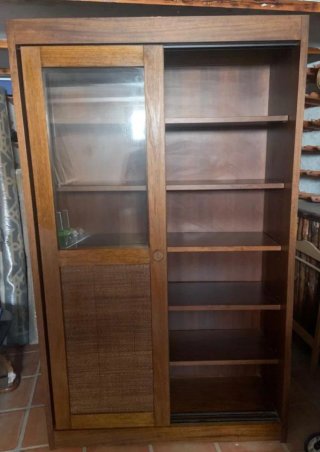 Vitrina de madera y cristal con ratán