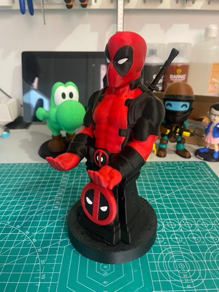 Figura Deadpool Soporte Mando PS5 Camuflaje