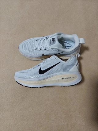 Nike Vomero Blancas beige 39