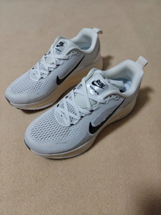 Nike Vomero Blancas beige 39
