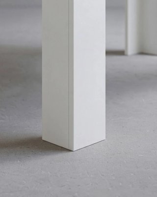 Mesa de comedor blanca de madera