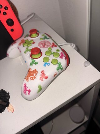 Console Nintendo Switch con accessori e Mario Kart