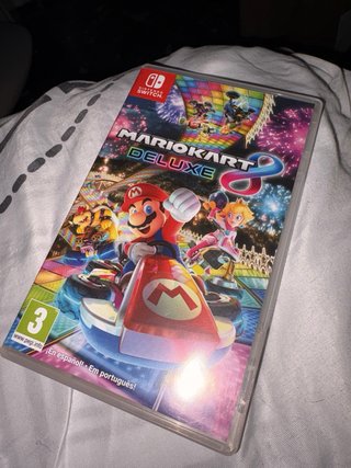 Console Nintendo Switch con accessori e Mario Kart