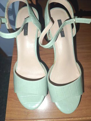 Sandalias de tacón verde y amarillo