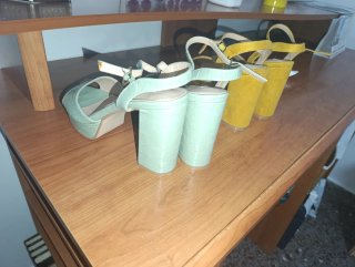 Sandalias de tacón verde y amarillo