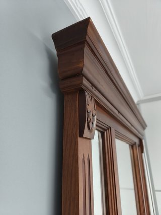 Espejo de madera con marco decorado