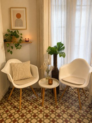 Conjunto nórdico: 2 sillas, mesita y planta
