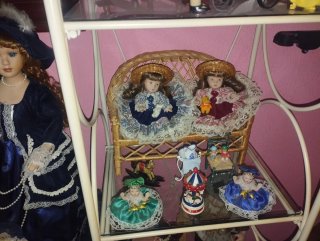 Muñecas de porcelana y accesorios