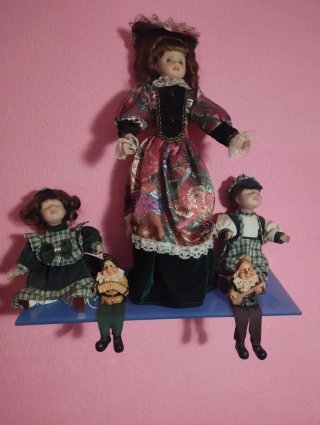 Muñecas de porcelana y accesorios