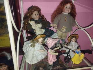 Muñecas de porcelana y accesorios