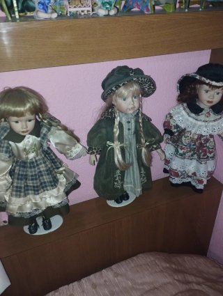 Muñecas de porcelana y accesorios