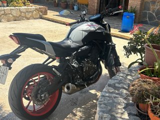 Yamaha MT-07 Naked Negra y Blanca
