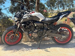 Yamaha MT-07 Naked Negra y Blanca